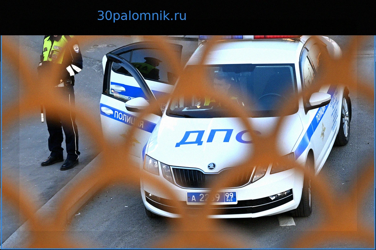Женщина на машине врезалась в здание ресторана у МГУ в Москве